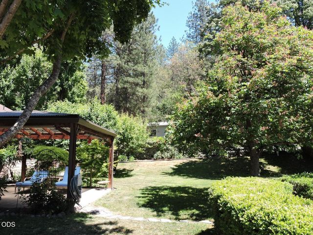 1025 Anglers Place, Shady Cove, OR 97539