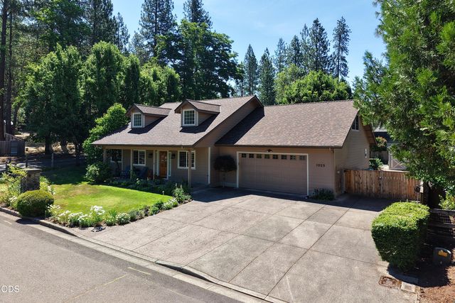 1025 Anglers Place, Shady Cove, OR 97539