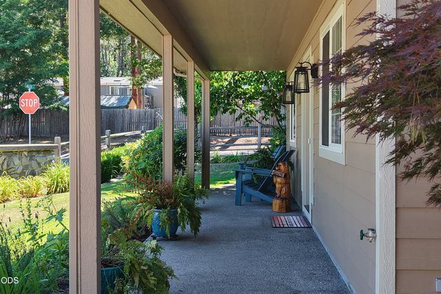 1025 Anglers Place, Shady Cove, OR 97539