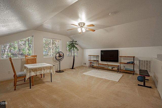 1025 Anglers Place, Shady Cove, OR 97539