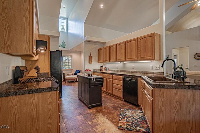 1025 Anglers Place, Shady Cove, OR 97539