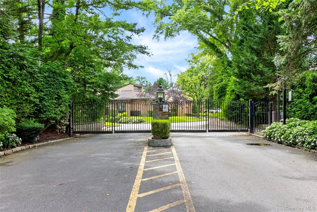 37 Woodland Drive, Roslyn, NY 11576 — photo 2