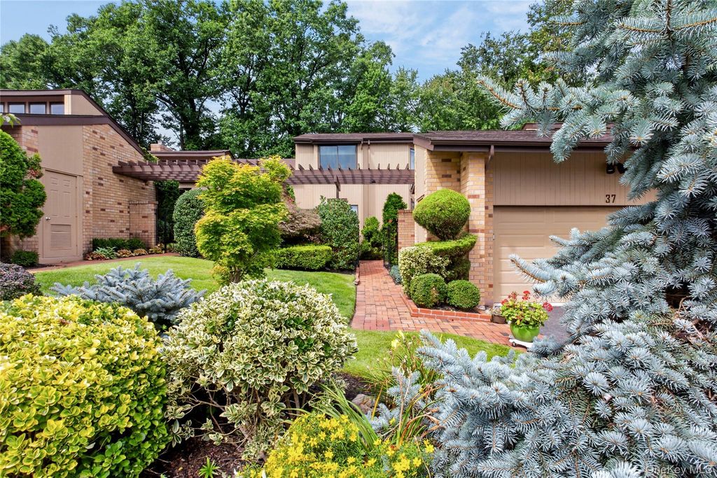 37 Woodland Drive, Roslyn, NY 11576 — photo 3