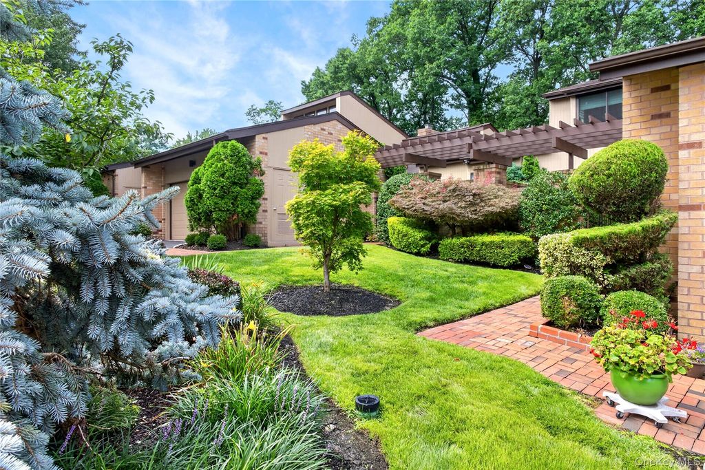 37 Woodland Drive, Roslyn, NY 11576 — photo 4