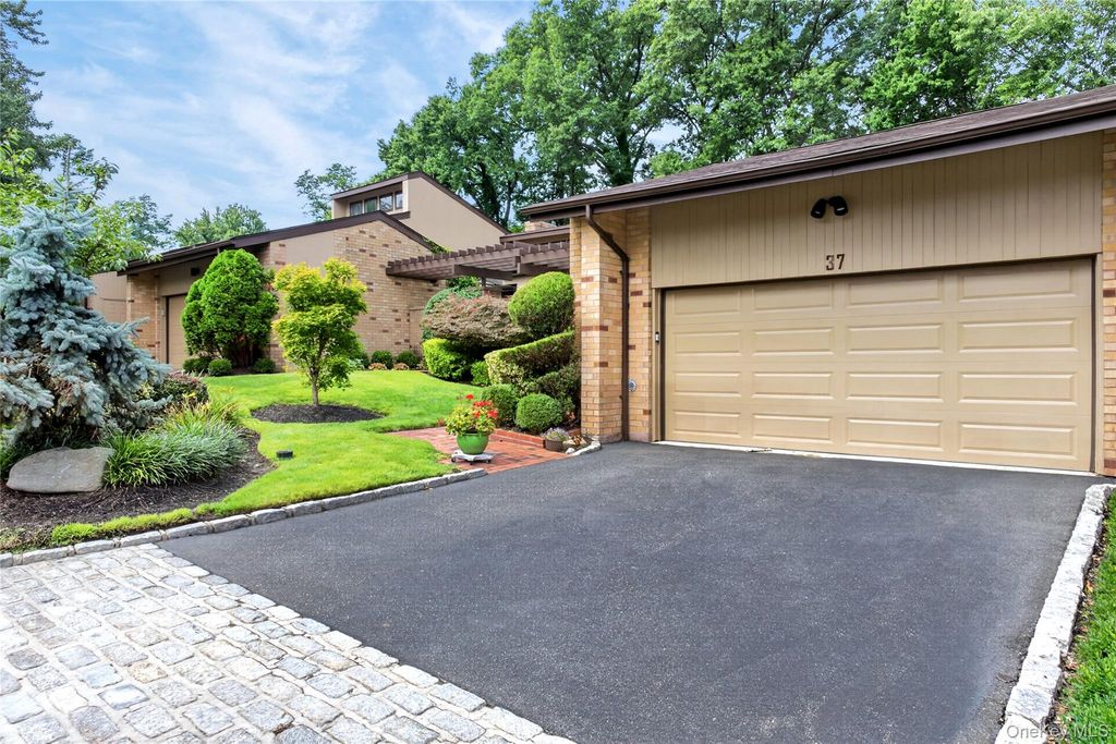 37 Woodland Drive, Roslyn, NY 11576 — photo 5