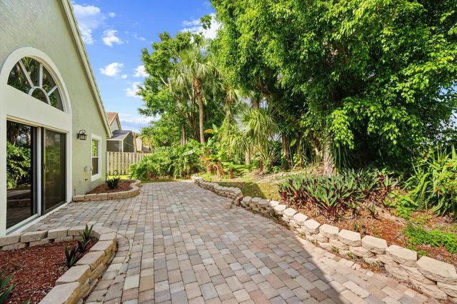 1851 Oak Berry Circle, Wellington, FL 33414