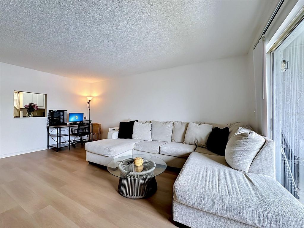 Image 12 of property listing at 5507 FOUNTAIN LAKE CIRCLE B206, Bradenton, FL 34207