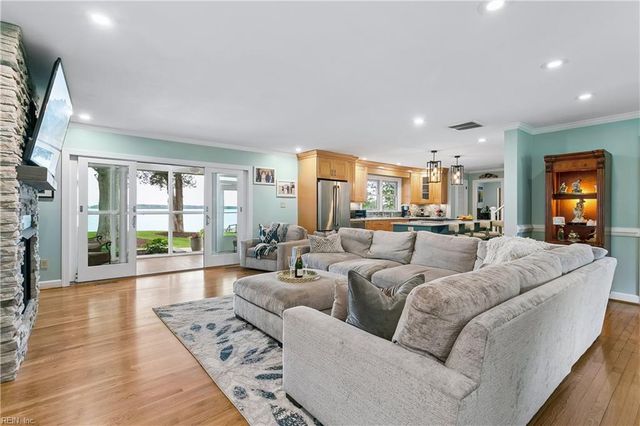 33 Haughton LN, Newport News, VA 23606