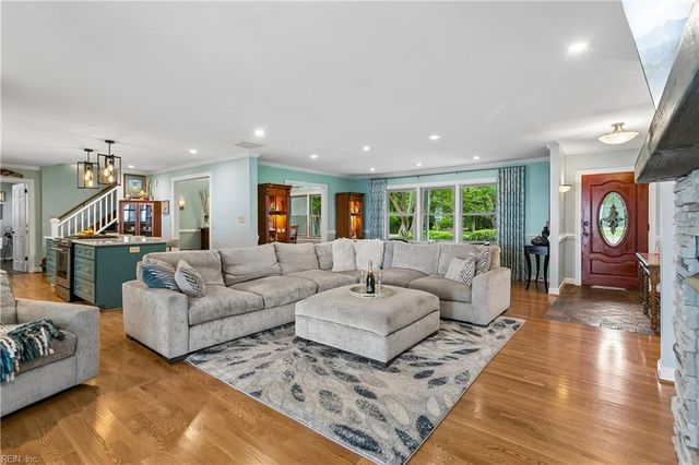 33 Haughton LN, Newport News, VA 23606