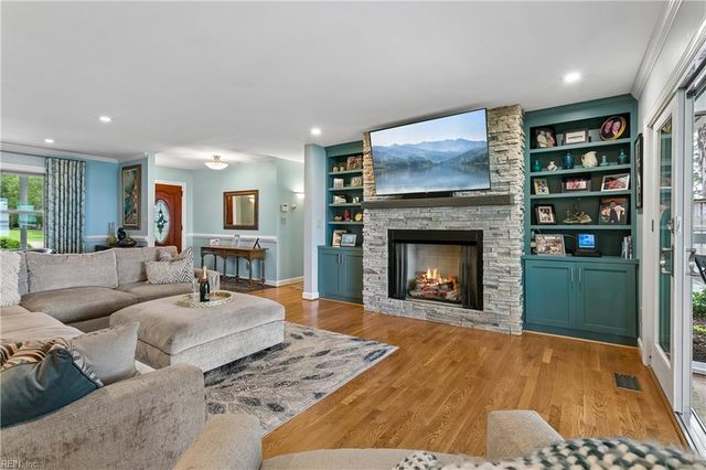 33 Haughton LN, Newport News, VA 23606