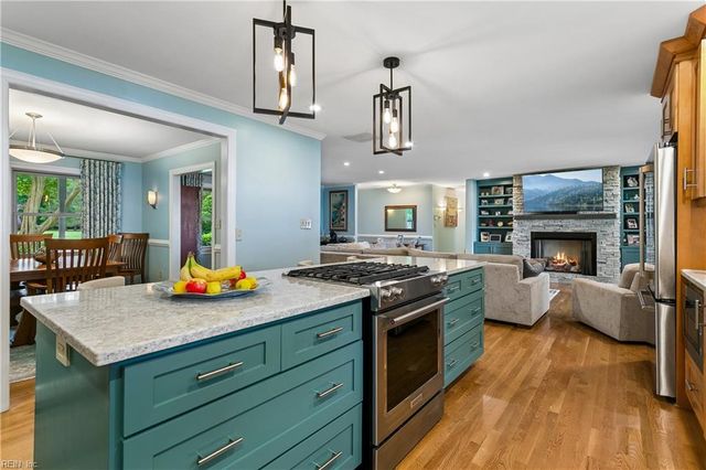 33 Haughton LN, Newport News, VA 23606