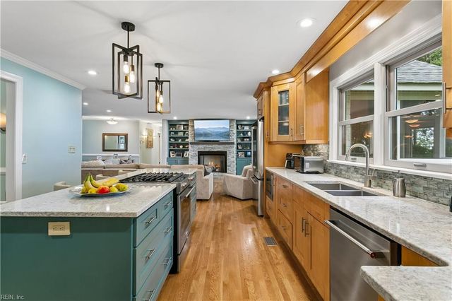 33 Haughton LN, Newport News, VA 23606