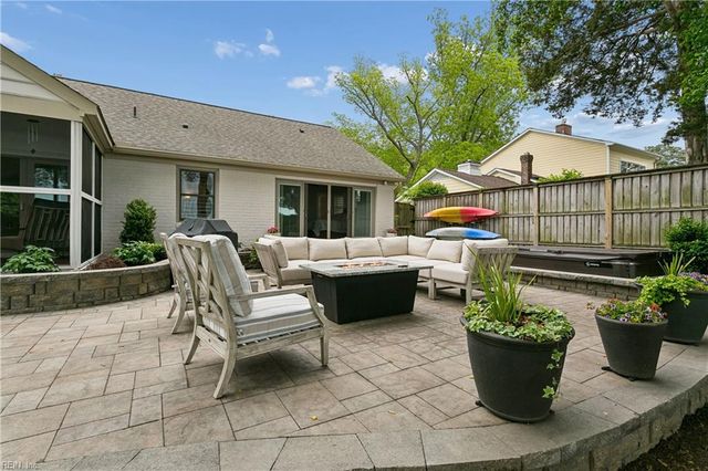 33 Haughton LN, Newport News, VA 23606