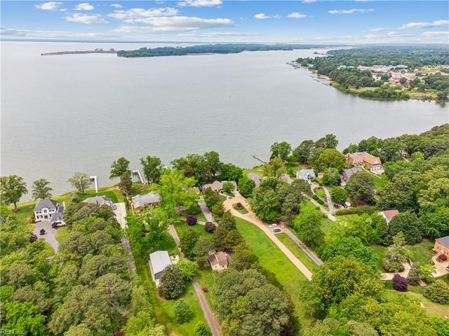 33 Haughton LN, Newport News, VA 23606