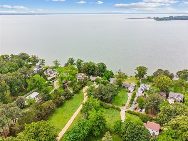 33 Haughton LN, Newport News, VA 23606