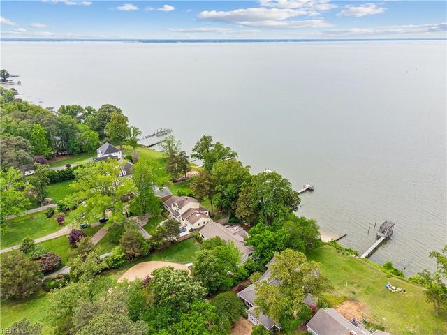 33 Haughton LN, Newport News, VA 23606