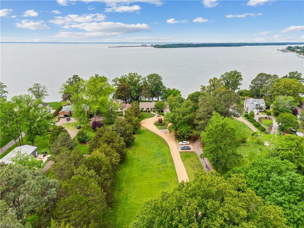 33 Haughton LN, Newport News, VA 23606