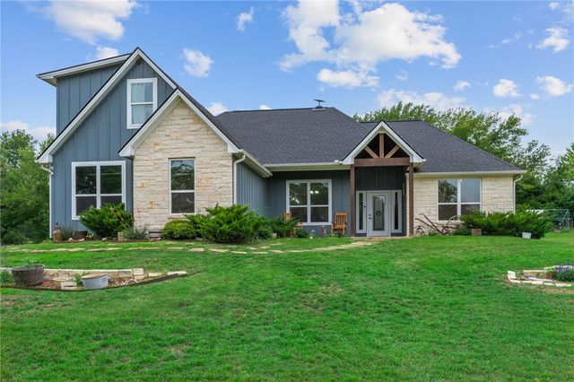10856 Whispering Oaks Drive, Hearne, TX 77859