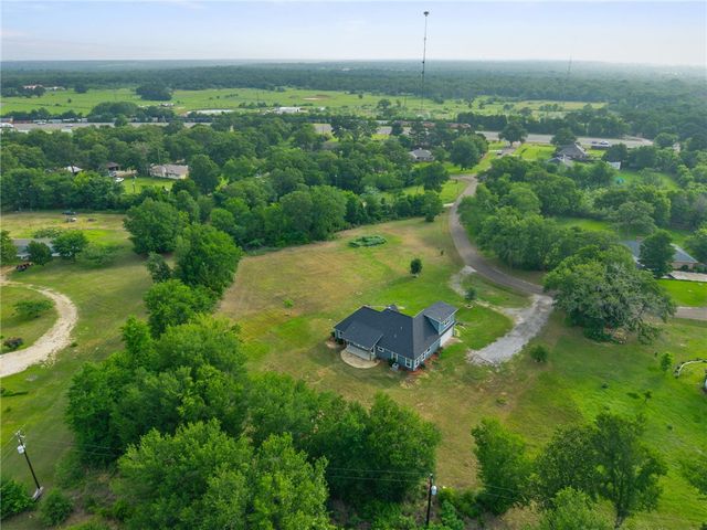 10856 Whispering Oaks Drive, Hearne, TX 77859