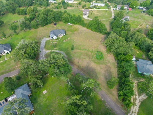 10856 Whispering Oaks Drive, Hearne, TX 77859