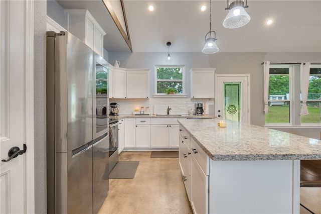 10856 Whispering Oaks Drive, Hearne, TX 77859
