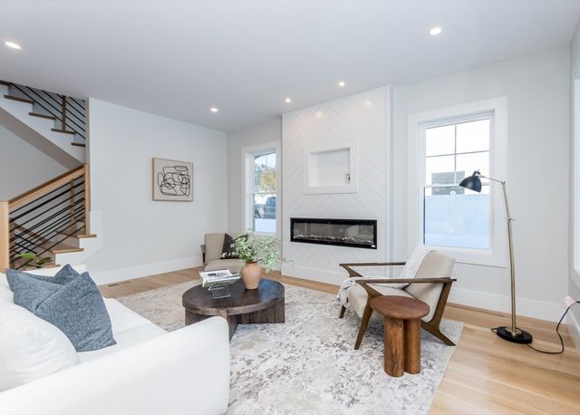 15 Cedarcroft Lane, Waltham, MA 02451