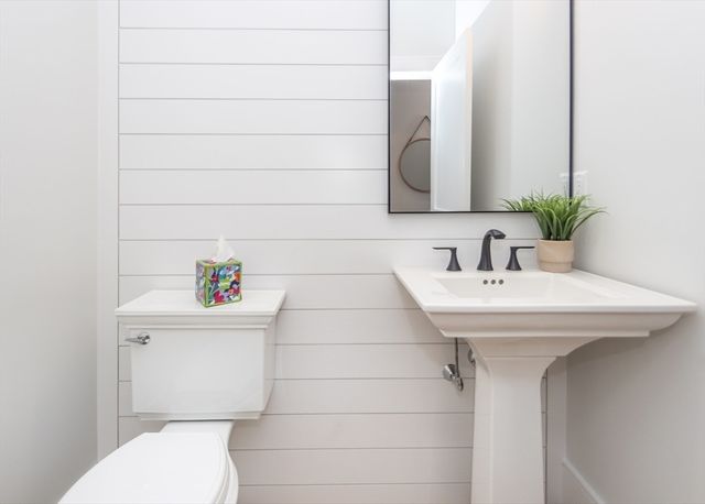 15 Cedarcroft Lane, Waltham, MA 02451