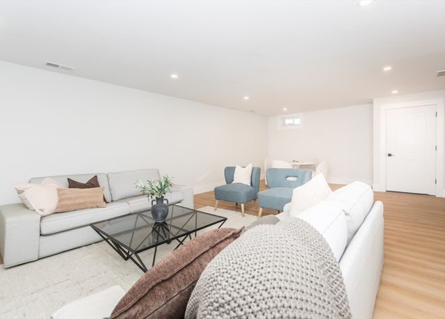 15 Cedarcroft Lane, Waltham, MA 02451