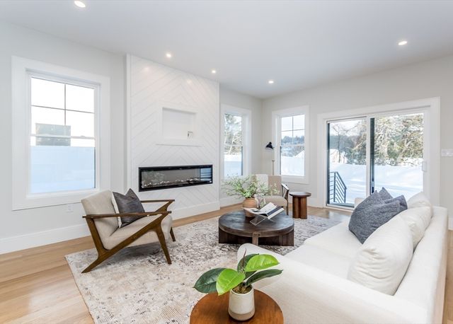 15 Cedarcroft Lane, Waltham, MA 02451