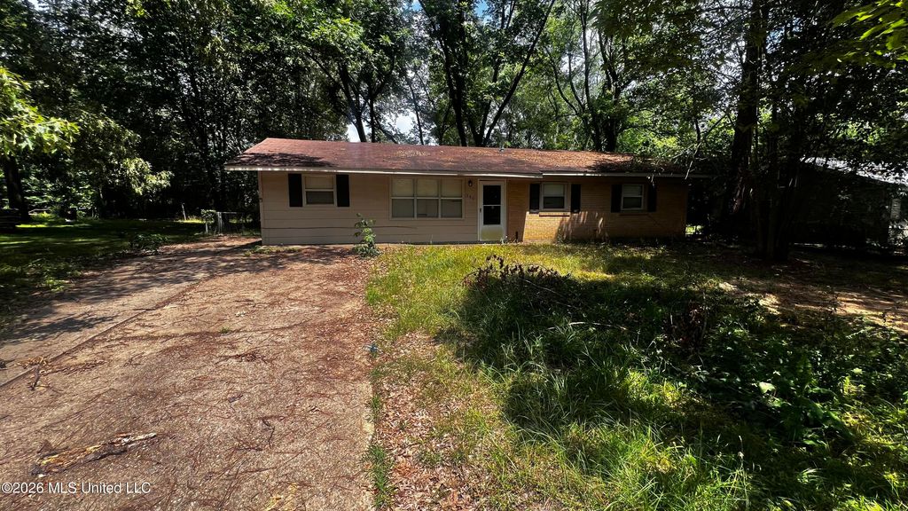 350 Queen Margaret Lane, Jackson, MS 39209