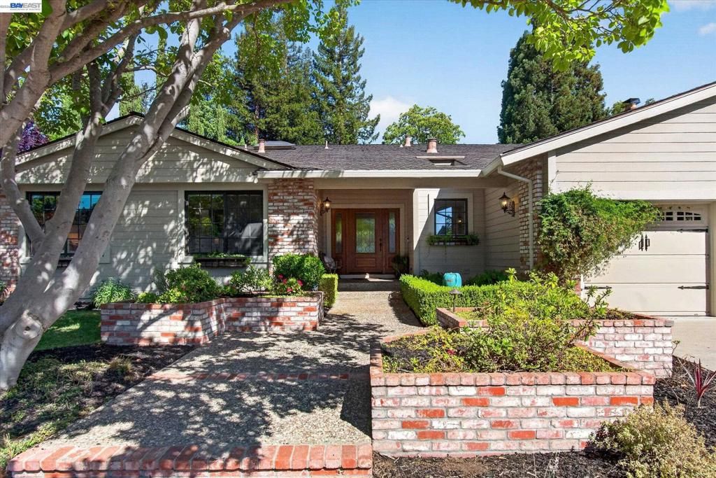 Image 2 of property listing at 1768 Oro Valley Cir, Walnut Creek, CA 94596