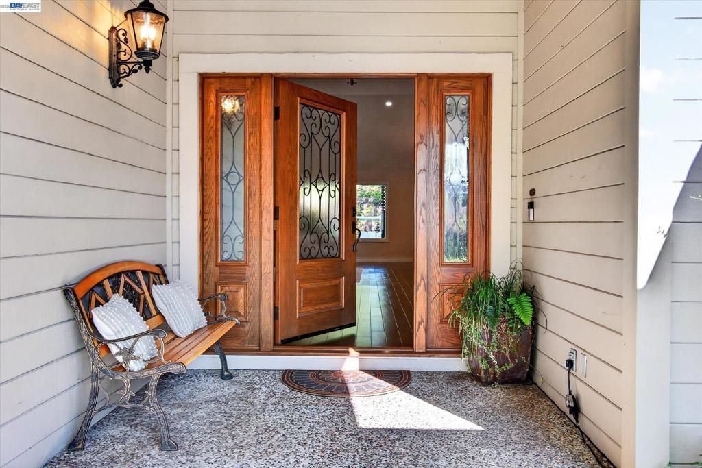 Image 3 of property listing at 1768 Oro Valley Cir, Walnut Creek, CA 94596