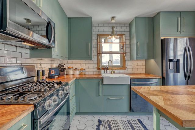 3001 N 87th STREET, Milwaukee, WI 53222