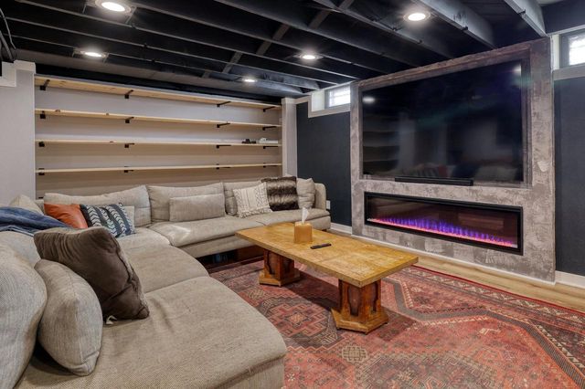 3001 N 87th STREET, Milwaukee, WI 53222