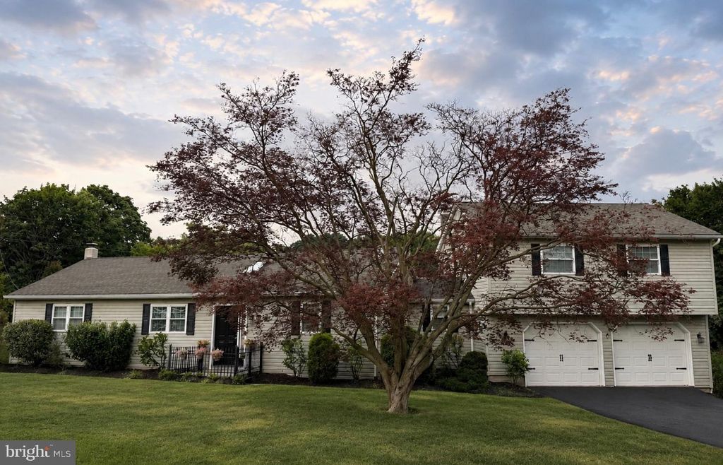 Image 1 of property listing at 11951 ROCKVILLE RD, Glen Rock, PA 17327