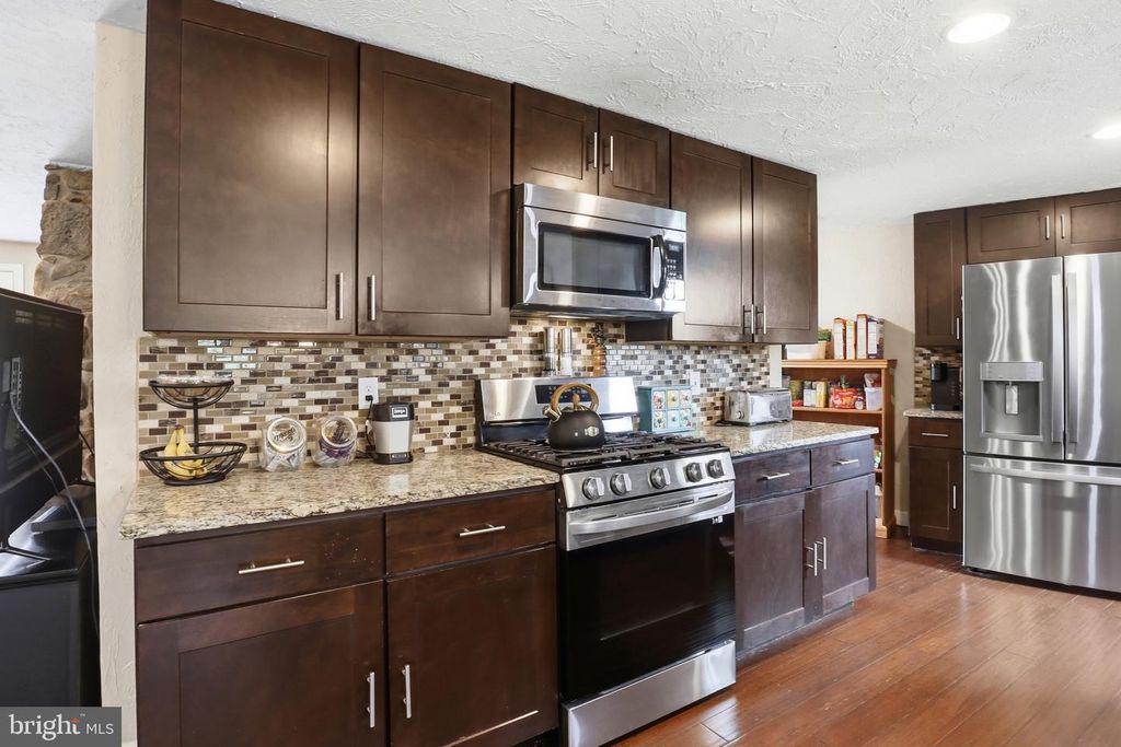 Image 13 of property listing at 11951 ROCKVILLE RD, Glen Rock, PA 17327