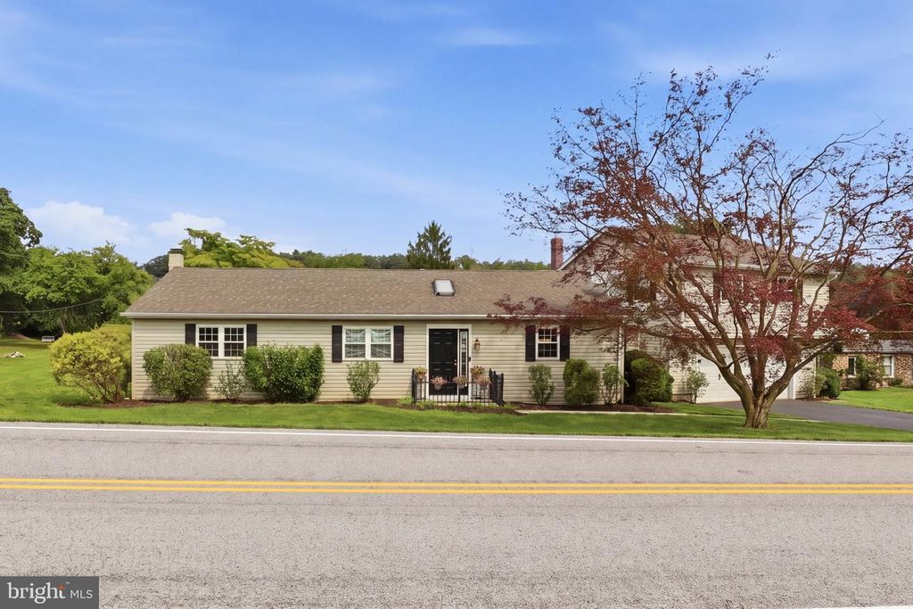 Image 4 of property listing at 11951 ROCKVILLE RD, Glen Rock, PA 17327