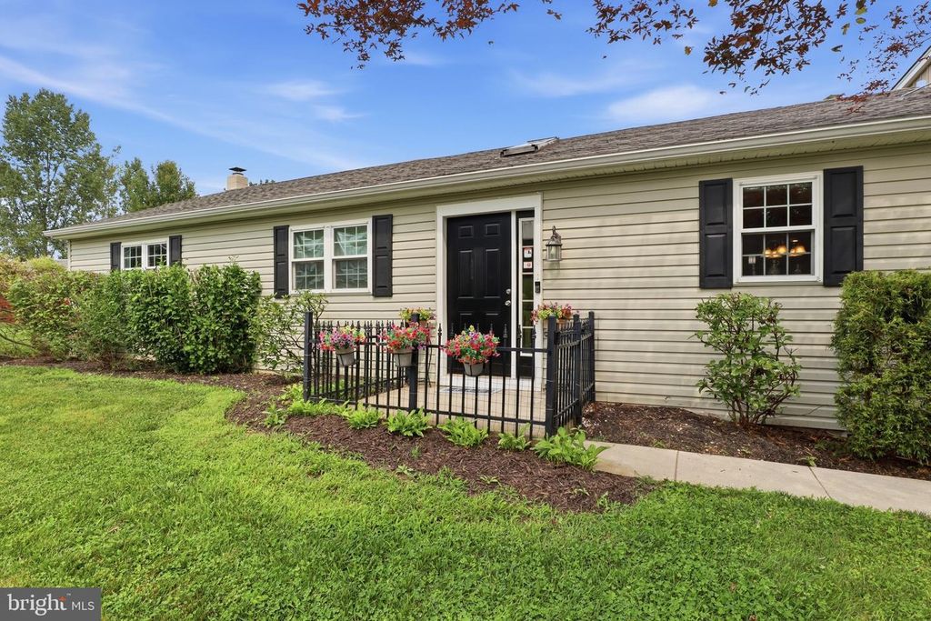 Image 5 of property listing at 11951 ROCKVILLE RD, Glen Rock, PA 17327