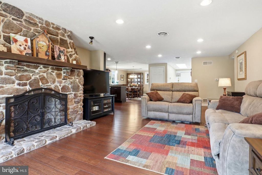 Image 6 of property listing at 11951 ROCKVILLE RD, Glen Rock, PA 17327