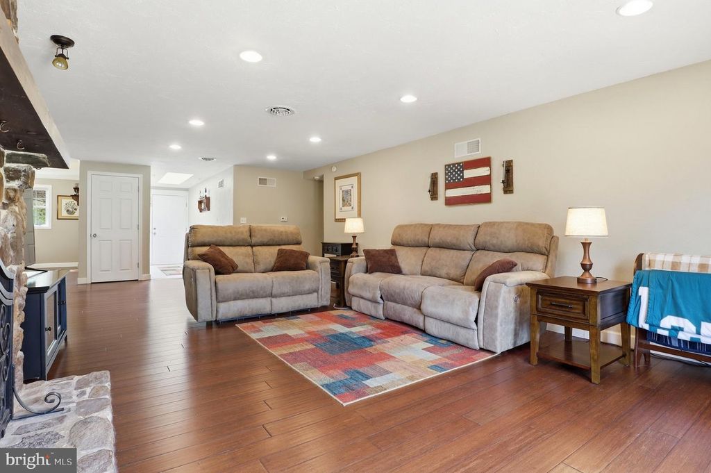Image 7 of property listing at 11951 ROCKVILLE RD, Glen Rock, PA 17327