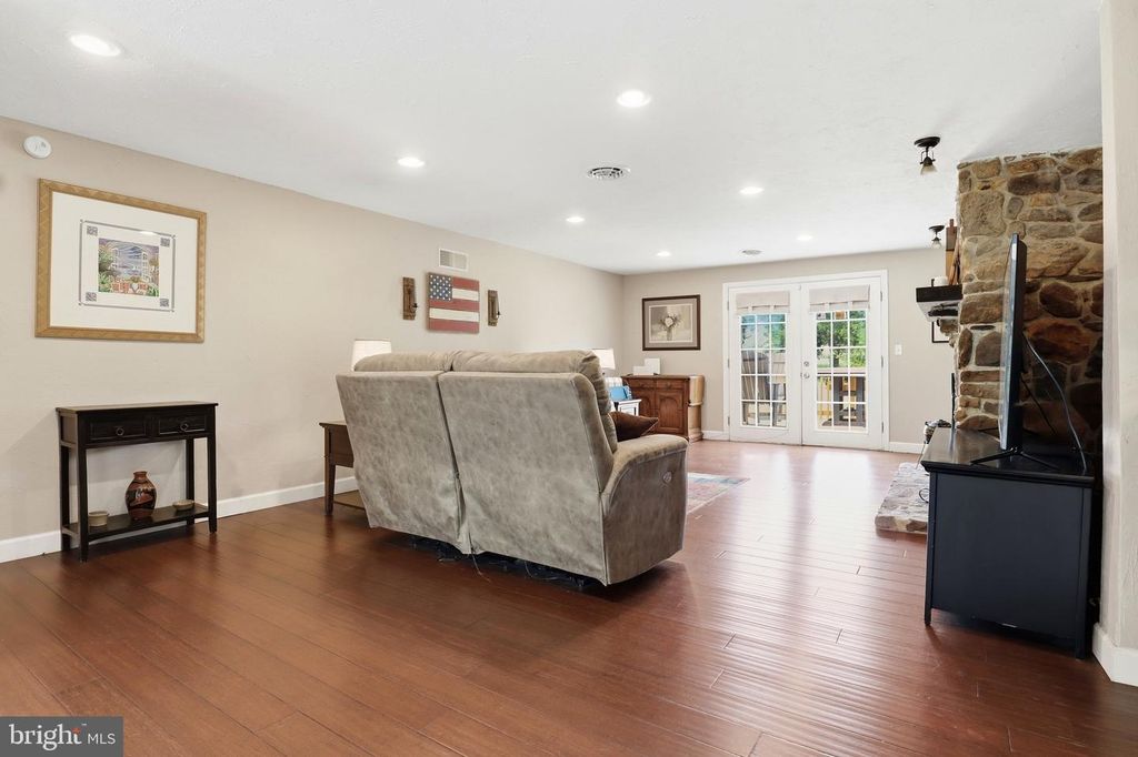 Image 8 of property listing at 11951 ROCKVILLE RD, Glen Rock, PA 17327