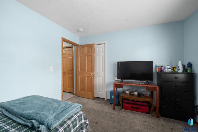 904 N Highland Ave Avenue, Sioux Falls, SD 57103