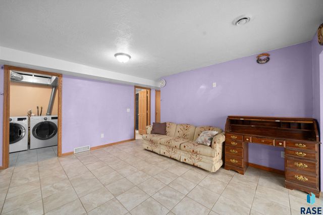 904 N Highland Ave Avenue, Sioux Falls, SD 57103