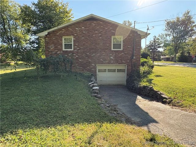 300 Hillcrest Dr, Madison, IN 47250