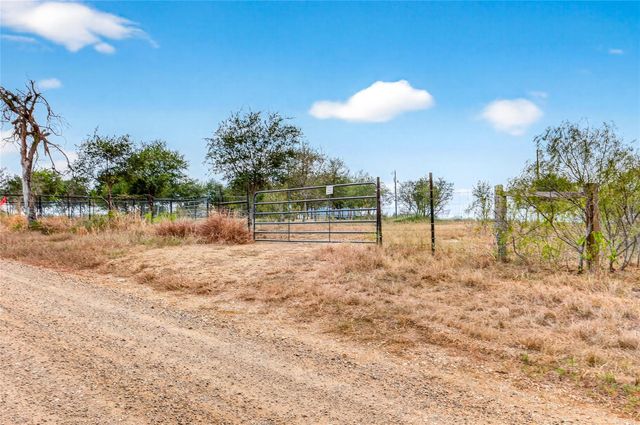 1152 County Road 447, Waelder, TX 78959