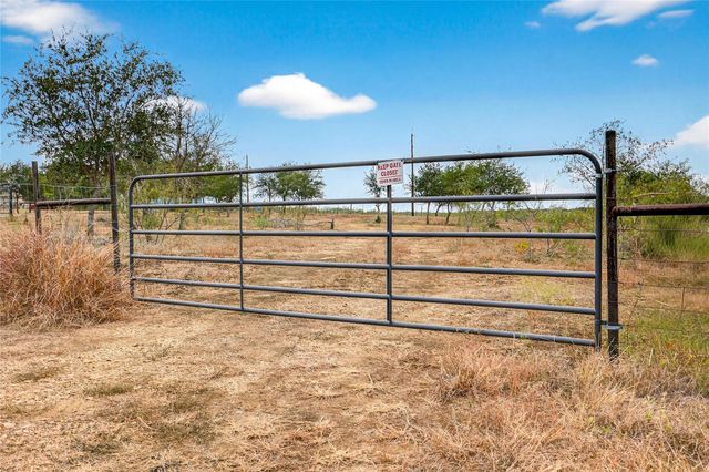 1152 County Road 447, Waelder, TX 78959