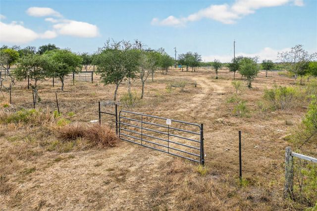 1152 County Road 447, Waelder, TX 78959