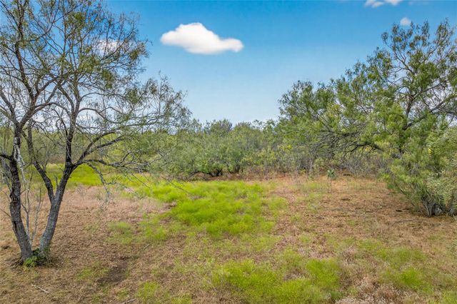 1152 County Road 447, Waelder, TX 78959