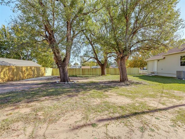 1209 E Oak Street, El Reno, OK 73036