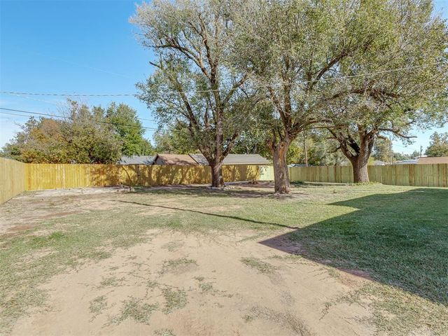 1209 E Oak Street, El Reno, OK 73036